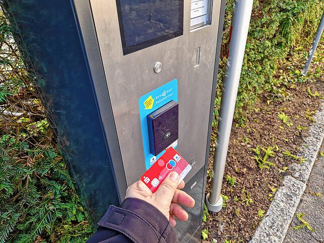 An allen neuen Automaten können Parkende auch mit Karte oder kontaktlos bezahlen.