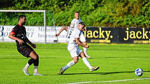 Die Villinger Führung in Singen. Gabriel Cristilli zieht ab und trifft zum 0:1. Südstern-Spieler Adrian Dumitru (links) kommt zu ...