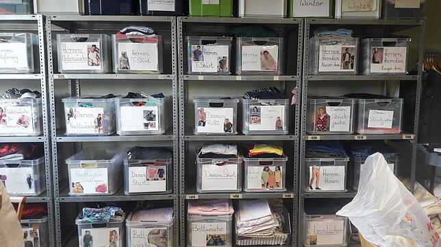 Einblick in die Kleiderkammer des DRK Ortsvereins Bad Säckingen. Um auch Menschen die nicht lesen können, die Auswahl zu erleichtern, ...