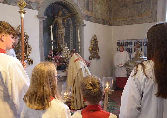 Pfarrer Hund hat die Monstranz mit dem Allerheiligsten darin zum St.-Sebastian-Altar gebracht.