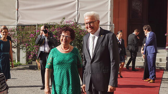 Ministerpräsident Winfried Kretschmann und Ehefrau Gerlinde auf dem roten Teppich.