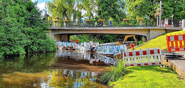 Bild 5: Bilder und Videos: Der Brigach-Damm steht und das Wasser fließt nun durch Betonrohre