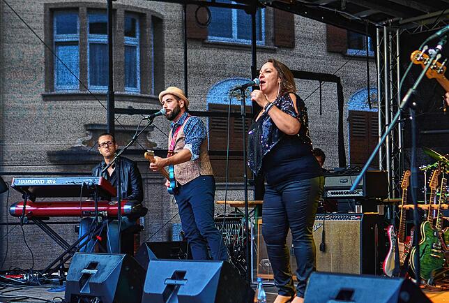 Begeistert: Electrified Soul mit Fabian Brugger und Alexis Camara hatten im Gegensatz zu Walter Trout keine weite Anreise. Der Ruf der ...