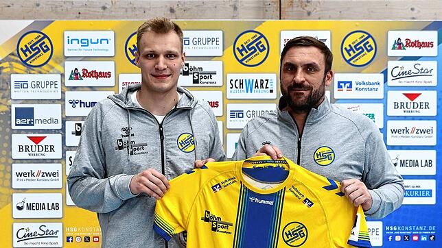 Neuzugang Sören Fuhrmann (links) mit HSG-Geschäftsführer Sport André Melchert.