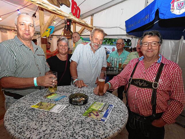 Bild 4: Dorfrocker rocken Festzelt in Leipferdingen