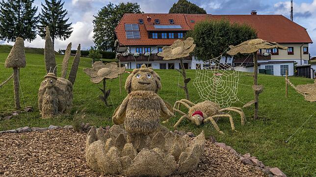 Biene Maja und ihre Freunde beim Strohskulpturen-Wettbewerb in Frohnschwand (Archivbild).