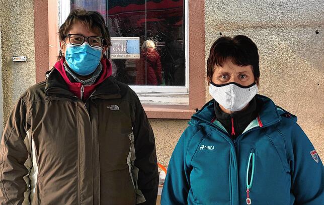 Die beiden Marktfrauen (von links) Angelika Gmeiner und Gerlinde Heiß haben festgestellt, dass auf dem Meßkircher Wochenmarkt mehr los ...