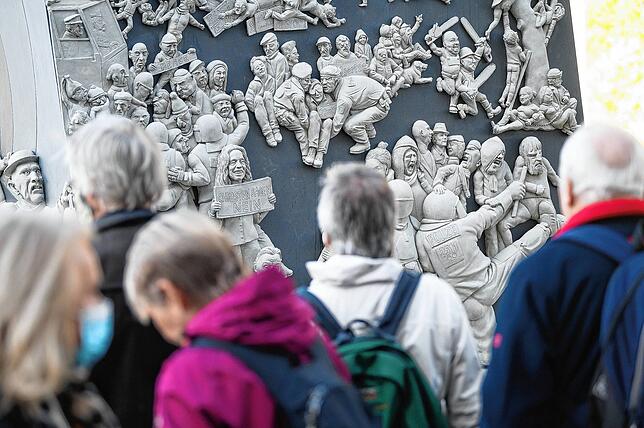 Ein Besuchermagnet: Viele staunen über die vielen Figuren am Denkmal für Stuttgart 21.