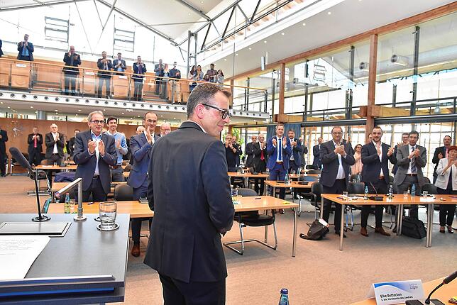 Kurz nach Ausbruch der Krise: Am 17. März 2020 wird Landrat Sven Hinterseh für eine weitere Amtszeit gewählt. Dies war die letzte ...