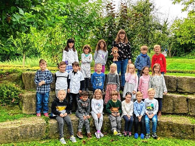 Grundschule Bermatingen: Die Erstklässler der Klasse 1a, Löwenklasse, mit ihrer Klassenlehrerin Vanessa Strobel.