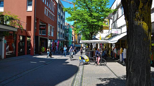 Die Singener Scheffelstraße bietet als Fußgängerzone ein schönes Flair. Die Geschäfte würden sich in der früheren Singener ...