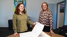 Nina Herzog und Petra Kastler aus dem Vorzimmer des Oberbürgermeisters geben einen Einblick in das Goldene Buch der Stadt Radolfzell.