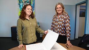 Nina Herzog und Petra Kastler aus dem Vorzimmer des Oberbürgermeisters geben einen Einblick in das Goldene Buch der Stadt Radolfzell.