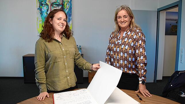 Nina Herzog und Petra Kastler aus dem Vorzimmer des Oberbürgermeisters geben einen Einblick in das Goldene Buch der Stadt Radolfzell.