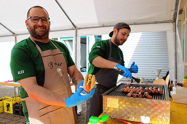 Eine Walder Marktwurst vom Grill gibt es von den Grillmeistern des Flohmarktteams Alexander Jäger (links) und Robin Fox.