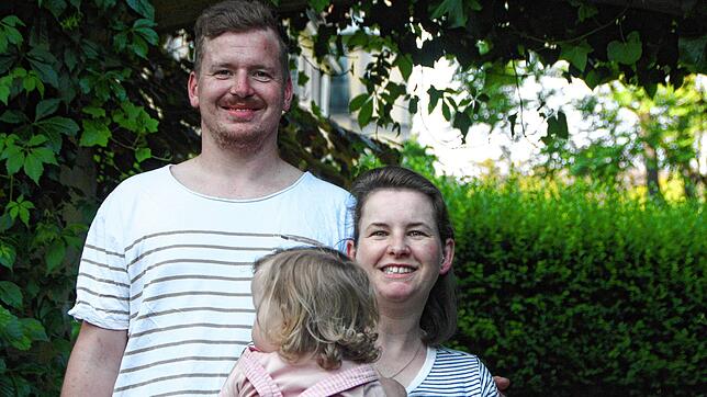 Jetzt können Jan und Beate Kania wieder lachen. Sie haben ihr erstes Kind kurz vor der Geburt verloren und haben jetzt die kleine ...