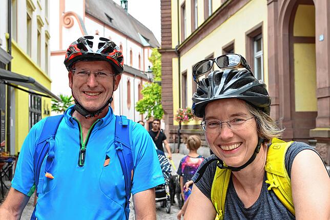 Daumen hoch: Katharina Werneke (rechts) und Jürgen Rollié fanden sich auf ihrer Fahrradtour um den Südschwarzwald in Bad Säckingen sehr ...