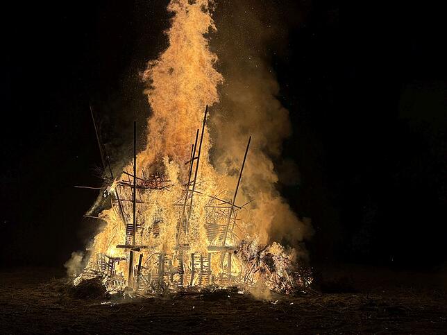 Bild 1: 30 Funkenbuben entfachen 17 Meter hohen Funken in Immenstaad – Ein beeindruckendes Spektakel!