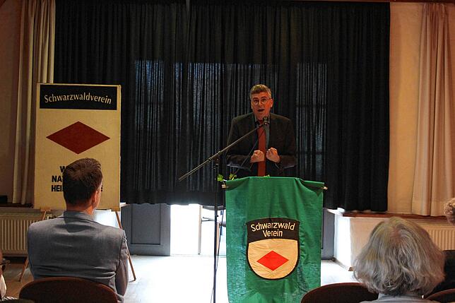 Landrat Martin Kistler ist in seiner Rede voll des Lobes für die Arbeit des Schwarzwaldvereins.