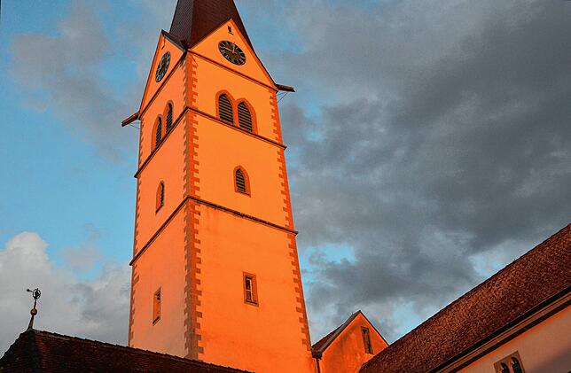 Die Markdorfer St.-Nikolaus-Kirche wird die Pfarrkirche der neuen Großpfarrei sein. Ab Januar 2026 schließen sich 35 Pfarreien aus ...