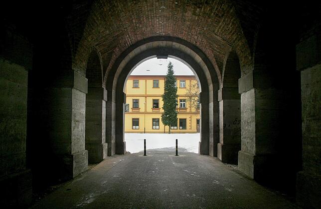 Der Haupteingang in das frühere KZ Theresienstadt. Die Anlage wurde als Festung von den Habsburger Herrschern im 18. Jahrhundert erbaut.