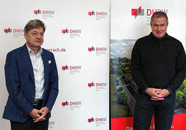 DHBW-Rektor Theodor Sproll und Architekt und Kreisvorsitzender des Bundes Deutscher Architekten, Frank Hovenbitzer, informierten über ...