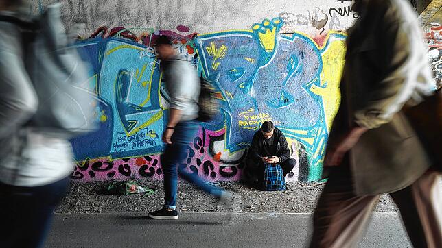 Das Symbolbild zeigt einen jungen Menschen, der auf der Straße lebt. Die Stiftung &bdquo;Off Road Kids&ldquo; hat es sich seit 1993 zum ...
