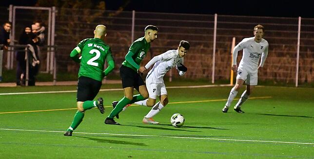 Fast ein Wiedersehen: Giuseppe Imbrogiano (Mitte) war im November 2019 mit dem FC Wittlingen bei seinem künftigen SV Herten zu Gast. ...