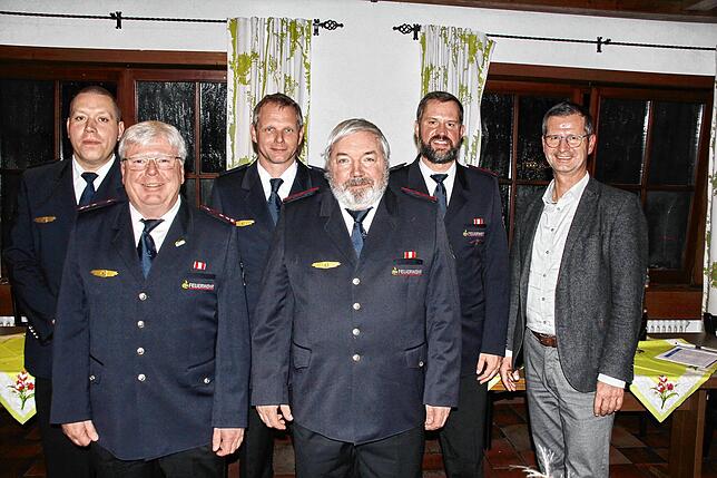 Das Führungsteam der Freiwilligen Feuerwehr Mühlhausen-Ehingen blickte bei der Generalversammlung im Gasthaus Mägdeberg auf zwei ...