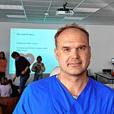 Ole Bayer, Chefarzt der Anästhesie, Notfall- und Intensivmedizin, Schmerztherapie sowie Tauchmedizin, bringt Viertklässler in den Takt: ...