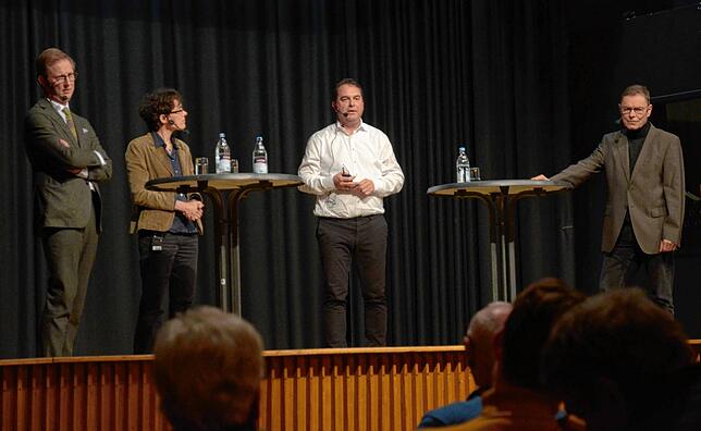 Die Fragerunde mit den Referenten (von links) Bernhard Markgraf von Baden, Maike Sippel und Christian Weber moderiert Thomas Brandt.