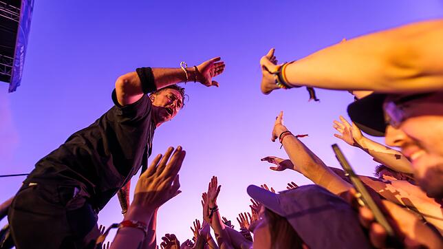 Die Fans in der ersten Reihe kamen ihren Stars teils hautnah.
