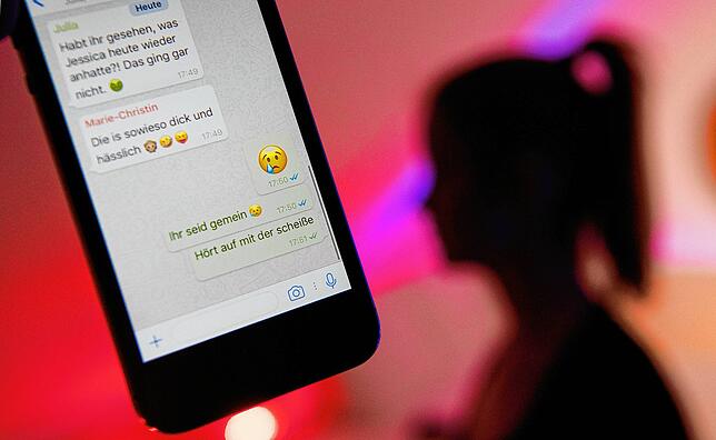 Gemeine Botschaften verbreiten sich schnell über Handychats.