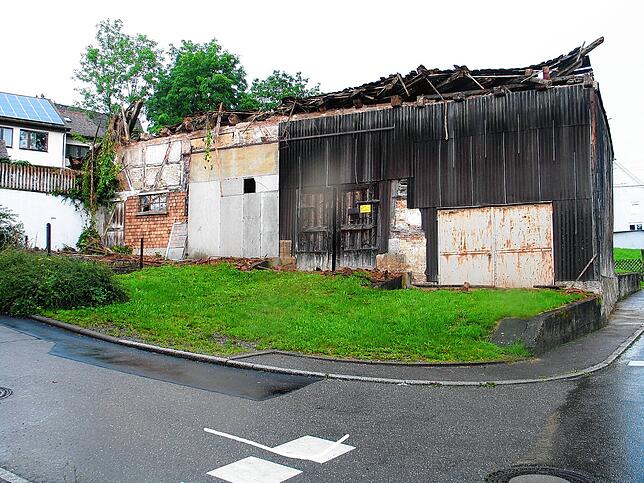 Die Scheune nach dem Einsturz. Glücklicherweise fiel der Bauschutt nicht auf die Straße.