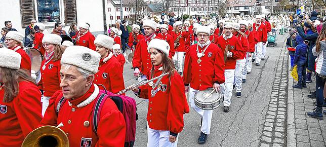 Unter den Klängen des „Scheiffele-Marsches“, gespielt von der Stettener Zunftkapelle, schlängelt sich der kleine Umzug durch ...