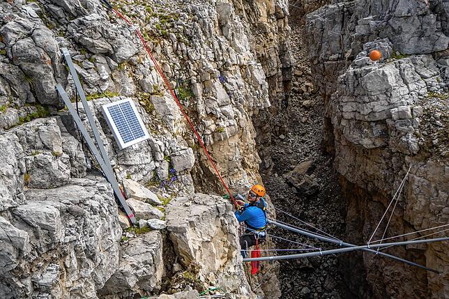 Wissenschaftler klettern am Hochvogel, um empfindliche Messinstrumente anzubringen.