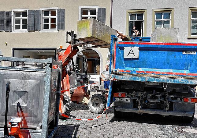 Betonblöcke werden angeliefert. Das sind die vorbereitenden Maßnahmen, um die Fassade des Stadlerhauses vor dem Einstürzen zu sichern.
