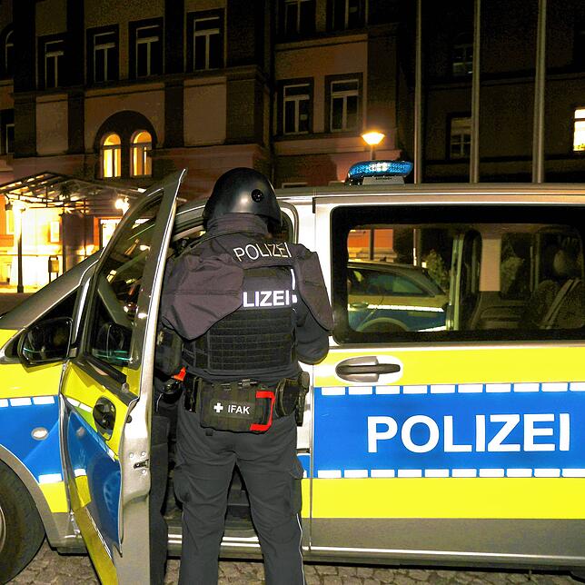 Schwer bewaffnet und in Sicherheitsausrüstung: Ein Beamter bereitet sich am 12. September vor dem Polizeipräsidium auf den Einsatz vor. ...