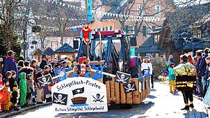 Die Schlegelbach-Piraten steuern ihr Schiff durch den Fasnet-Mentig-Umzug in Unterkirnach.
