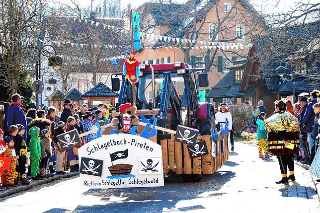Die Schlegelbach-Piraten steuern ihr Schiff durch den Fasnet-Mentig-Umzug in Unterkirnach.