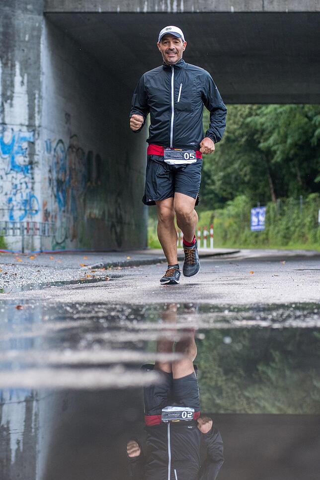 Noch ist Stefan Chares guter Dinge. Doch es hört nicht auf zu regnen – und später steht das Wasser steht auf der Straße.