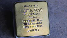Die jüdische Familie Boss lebte in dem ehemaligen Haux-Gebäude, die dort ein größeres Bekleidungsgeschäft betrieb. Sie musste es 1935 ...