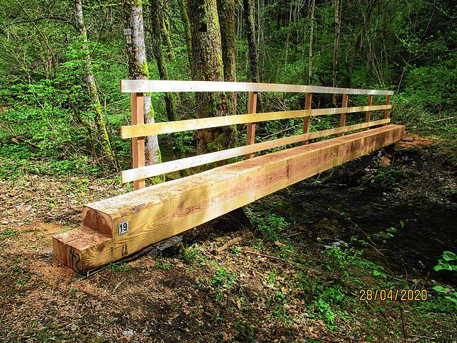 Rechtzeitig vor Start der Wandersaison präsentiert sich im oberen Bereich der Gauchachschlucht ein neuer Steg aus Douglasienholz.
