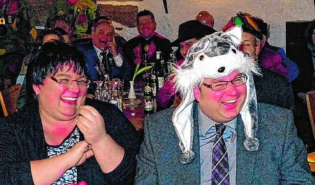 Bürgermeister Alexander Guhl erhielt von Dekan Peter Berg 2015 eine Fellmütze, damit seine Frau Kerstin mit ihm spielen könne und er ...