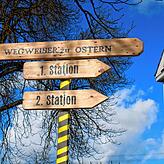 Die Wegweiser an der Kirche St. Genesius weisen für die „Aktion zu Ostern“ des Gemeindeteams Riedböhringen allen ...