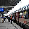 Der Singener Bahnhof ist ein Verkehrsknotenpunkt der Gäubahn zwischen Zürich und Stuttgart. Das Bild zeigt den Halt des Intercitiy der ...