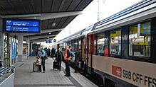 Der Singener Bahnhof ist ein Verkehrsknotenpunkt der Gäubahn zwischen Zürich und Stuttgart. Das Bild zeigt den Halt des Intercitiy der ...