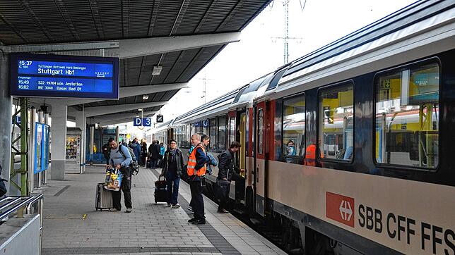 Der Singener Bahnhof ist ein Verkehrsknotenpunkt der Gäubahn zwischen Zürich und Stuttgart. Das Bild zeigt den Halt des Intercitiy der ...