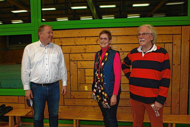 Als neue Ortschäftsräte im Böhringer Rat hieß Ortsvorsteher Bernhard Diehl (links) die Nachrücker Heike Suhr und Volker Waller (beide ...