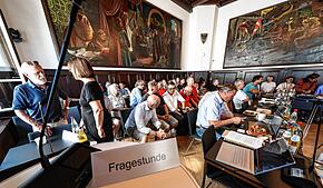 So voll ist der Bürgersaal im Rathaus selten. Anlässlich der Debatte um die Ehrenbürgerwürde von August Kratt waren viele interessierte ...